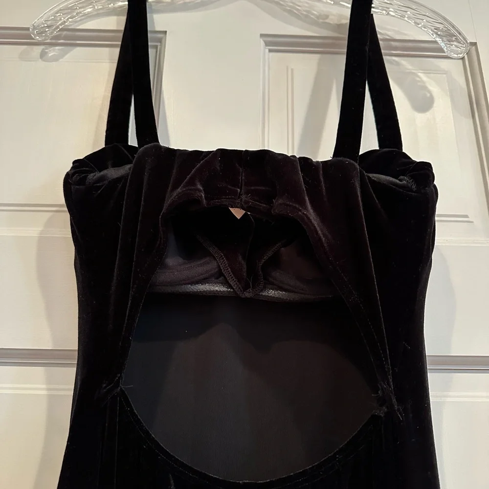 Elegant Black Velvet Dress - Picture 3 of 3
